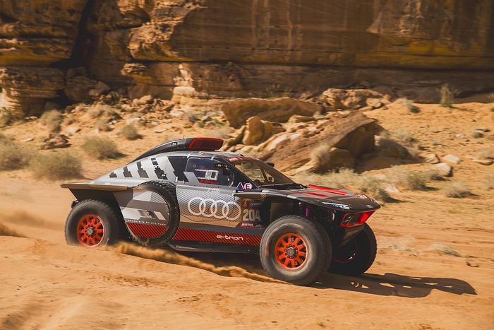 Sainz and Al-Attiyah dispute early Dakar Rally problems